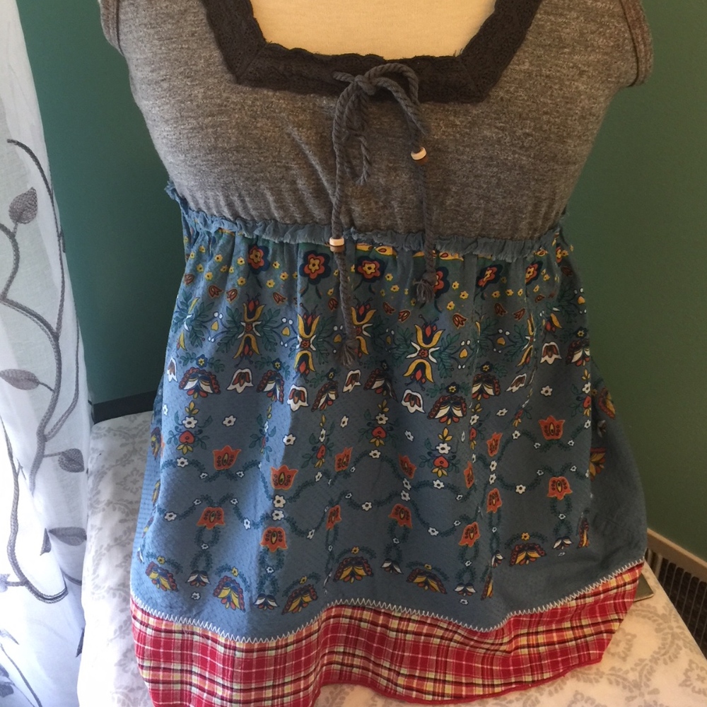 EUC Scrapbook sleeveless top, size Medium